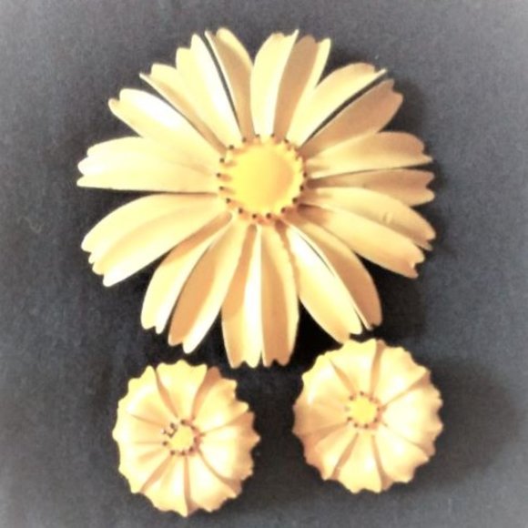 Vintage Daisy Pin and Earring Set - Picture 1 of 2